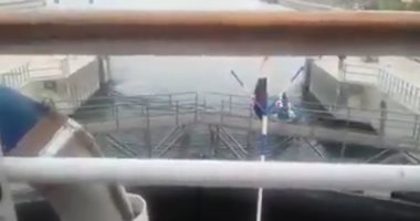 فيديو.. لحظة غرق شاب وإنقاذ آخر فى اصطدام قارب ببوابة هويس إسنا بالأقصر