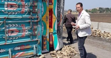 صور.. إنقلاب سيارة محملة بالبنجر على الطريق الإقليمى فى المنوفية