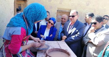 صور.. وزيرة البيئة تختتم جولتها بالفيوم بزيارة قرية تونس
