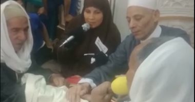 فيديو وصور.. مأذونة تشهر عقد زواج شقيقها بصوتها داخل مسجد فى "سمسطا" ببنى سويف