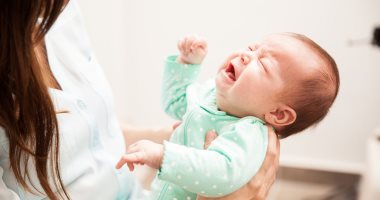 اضرار هز الطفل الرضيع القىء والتشنجات