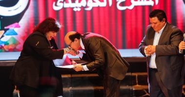 مجدى صبحى يقبل يد وزيرة الثقافة بعد تكريمه فى افتتاح العائم (صورة)