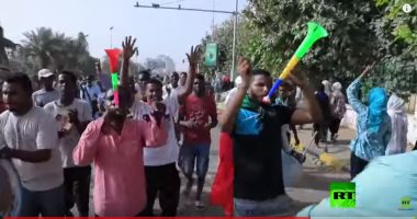 شاهد.. الاحتفالات تعم شوارع السودان فى انتظار بيان الجيش