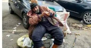 "إحنا معاك".. قارئة تشارك لرجل بلا مأوى بشارع الطيران بمحافظة القاهرة