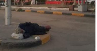 "إحنا معاك".. قارئة تشارك بصورة رجل بلا مأوى بميدان سانت فاتيما بالقاهرة  