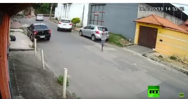شاهد.. لص بساق واحد يحاول سرقة سيارة تحت تهديد السلاح فى البرازيل 