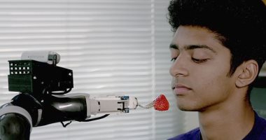 صور.. روبوت جديد يساعد فى إطعام ذوى الاحتياجات الخاصة "بالشوكة"