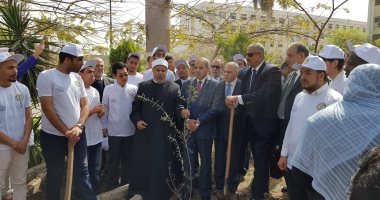 صور.. رئيس جامعة الأزهر يدشن مبادرة "هنجملها" بزراعة أشجار بالحرم الجامعى