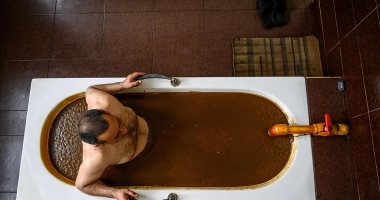 تعرف على أسطورة علاج الأمراض بالاستحمام فى النفط بأذربيجان؟ ..صور 