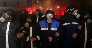 الشرطة الألبانية تطلق الغازات المسيلة للدموع لتفريق المتظاهرين ضد الحكومة