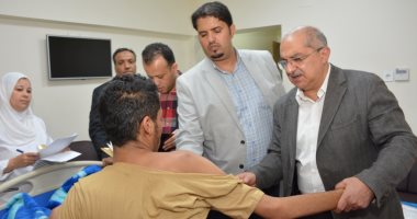 رئيس جامعة أسيوط يترأس فريقاً طبياً لعلاج الجنود اليمنيين من مصابى الحرب
