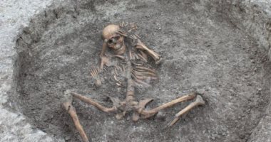 العثور على 26 هيكلا عظميا لأشخاص ماتوا منذ 3 آلاف سنة فى إنجلترا