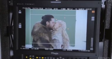 بطل Game Of Thrones يتظاهر بـ"الترجيع" بعد تقبيل إيميليا كلارك.. فيديو