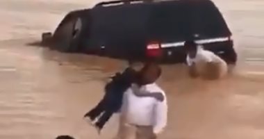 موقف إنسانى.. شباب سعودى ينقذون عائلة جرفت السيول سيارتهم.. "فيديو"