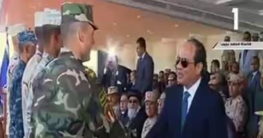 فيديو.. ضباط يقدمون درع القوات المسلحة للرئيس السيسى خلال تفقده قاعدة محمد نجيب