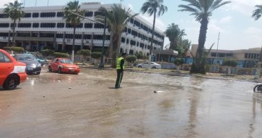 صور.. المياه تحاصر مبنى محافظة الإسماعيلية وشلل مرورى بسبب كسر ماسورة مياه