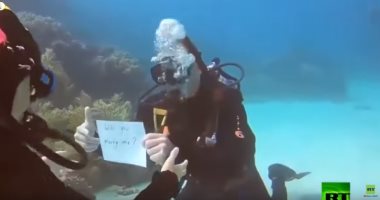 شاهد..شاب استرالى يطلب يد حبيبته للزواج تحت الماء وبطريقة غريبة