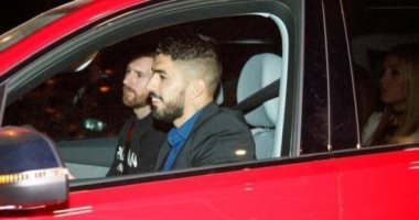 شاهد.. وصول ميسي وسواريز في سيارة خاصة قبل قمة برشلونة ضد مان يونايتد