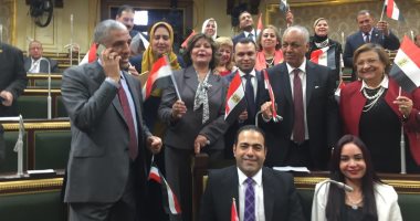 توزيع أعلام مصر بقاعة الجلسة العامة قبل التصويت النهائى على تعديلات الدستور
