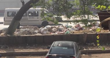 أكوام القمامة تنتشر بشارع أحمد حلمى.. والأهالى يطالبون بإزالتها