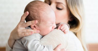 خليط الأعشاب.. وصفة للأمهات للسيطرة على مغص الأطفال الرضع