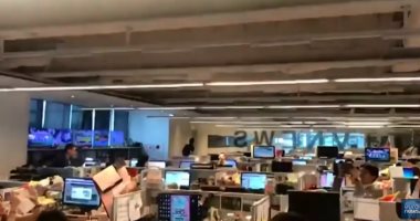 شاهد.. اللحظات الأولى لزلزال تايوان من داخل إحدى غرف الأخبار
