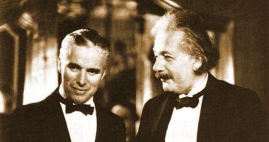 فى ذكرى رحيله .. قصة أشهر صورة جمعت اينشتاين مع شارلى شابلن