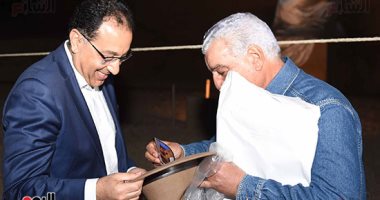 صور.. زاهى حواس يهدى نسخة من " قبعته وكتابة " إلى رئيس الوزراء 