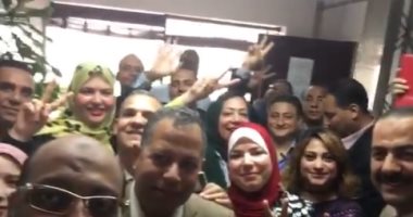 المصريون بالصين يشاركون فى الاستفتاء ويرددون هتافات "تحيا مصر".. فيديو