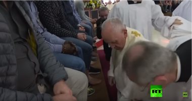 فيديو.. البابا فرنسيس يغسل أقدام مساجين داخل السجن لحثهم على مساعدة بعضهم