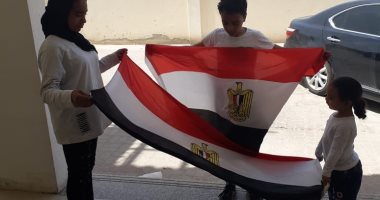 قارئ يشارك بصوره وأسرته من أبوظبي: الاستفتاء يوم فرح للمصريين بالخارج