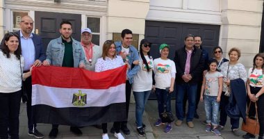 المصريون ببريطانيا يتوافدون على السفارة المصرية للتصويت على الاستفتاء