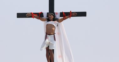 صور.. فلبينيون يحاكون صلب المسيح فى يوم الجمعة العظيمة