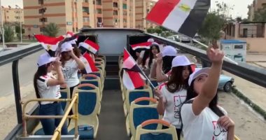 فيديو.. مواطنون يحتفلون بأتوبيسات مكشوفة بالتجمع للحث على المشاركة بالاستفتاء