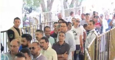 قبل غلق باب التصويت.. شاهد حشود المصريين أمام السفارة بالكويت..فيديو
