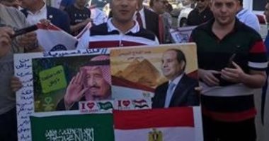 قارئ يرفع شعار تحيا مصر خلال التصويت على التعديلات الدستورية بجدة