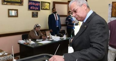 صور... رئيس المقاولون العرب يدلى بصوته فى الاستفتاء على تعديلات الدستور  بالمعادى 