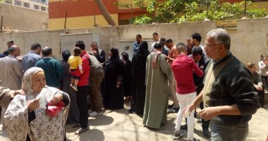 صور.. تزايد إقبال الناخبين للتصويت فى الاستفتاء بلجان عين شمس