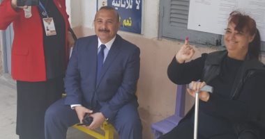 صور.. حى مصر الجديدة يوفر سيارة خاصة لنقل سيدة معاقة بناء على طلبها