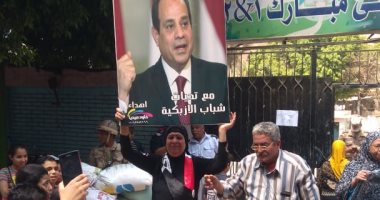 مواطنون يحملون صور الرئيس السيسي أمام لجان الاستفتاء بالوراق وبشتيل.. صور