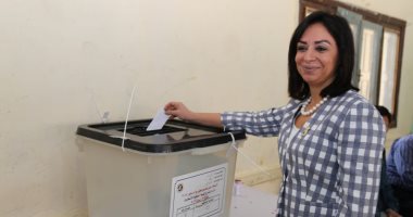 فيديو.. رئيسة القومى للمرأة تدلى بصوتها فى الدقى وتدعو نساء مصر للمشاركة بالاستفتاء
