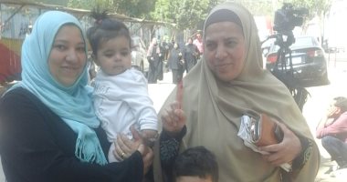 صور.. مصر جميلة.. أطفال يشاركون فى عرس الاستفتاء مع آبائهم فى إمبابة