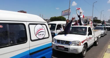 صور وفيديو.. مواطنون يحتفلون بالطبلة والمزمار البلدى بشوارع دمياط بالاستفتاء