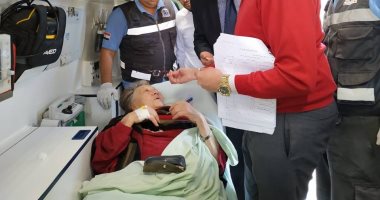 صورة.. الفدائية زينب الكفراوى تدلى بصوتها بالاستفتاء داخل سيارة إسعاف ببورسعيد