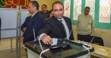 نائب محافظ الإسكندرية يدلى بصوته فى الاستفتاء.. ويؤكد: رسالة للعالم