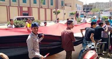 بأكبر علم لمصر.. الشباب والرياضة بسوهاج تنظم مسيرة للمشاركة بالاستفتاء
