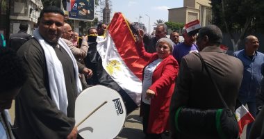 صور.. معلمو القاهرة ينظمون مسيرة للحث على المشاركة باستفتاء الدستور