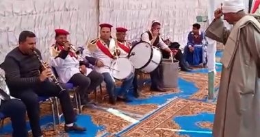 فرقة "حسب الله" تشارك المواطنين الاحتفال بالعرس الديمقراطى فى المطرية.. فيديو