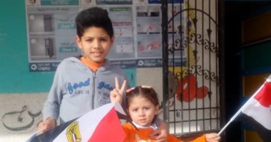 "كريم وفريدة" أطفال يرفعون أعلام مصر داخل لجنة الاستفتاء بالمحله الكبرى
