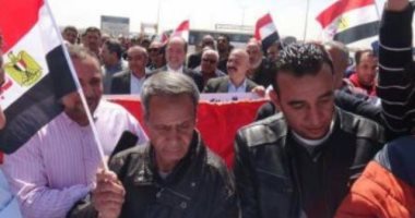مسيرة حب مصر لعمال الوطنية للتكرير خلال مشاركتهم الاستفتاء.. فيديو